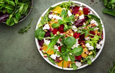 Ensalada en cenital con hojas verdes, remolacha, queso y frutos cítricos, un plato que puedes conservar en casa Ensalada en cenital con hojas verdes, remolacha, queso y frutos cítricos, un plato que puedes conservar en casa
