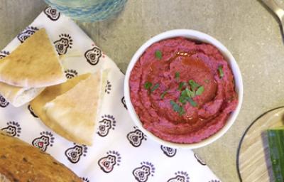 Recipiente con hummus de betarraga con pan pita Recipiente con hummus de betarraga con pan pita