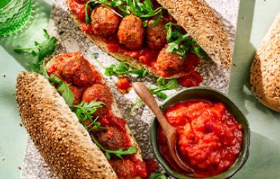 Sándwich de albóndigas con salsa de tomate casera