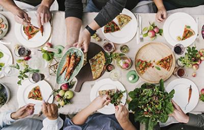 Mesa con variedad de platos y comida para una fiesta eco-friendly