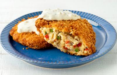 Pastel de pescado partido a la mitad con salsa blanca de yogurt griego Pastel de pescado partido a la mitad con salsa blanca de yogurt griego