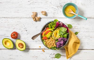 Plato con variedad de verduras y granos, receta de ensalada de palta Plato con variedad de verduras y granos, receta de ensalada de palta