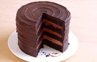 Una Tarta Sacher redonda con su interior descubierto sobre un plato blanco. Una Tarta Sacher redonda con su interior descubierto sobre un plato blanco.