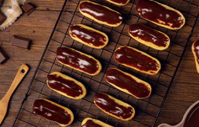 Bandeja con eclairs de chocolate