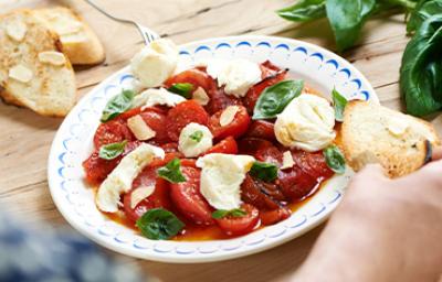 Confitar tomates para receta con queso y pan