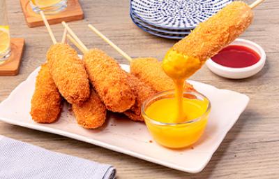 Siete corn dog y dos dips de salsas