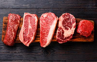 Cinco cortes para sellar la carne sobre una tabla de picar
