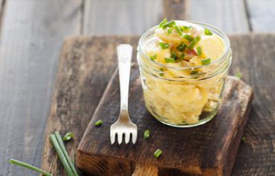 Ensalada de papa en vaso con ciboulette y salsa blanca