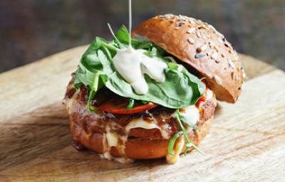 Hamburguesa falafel con vegetales