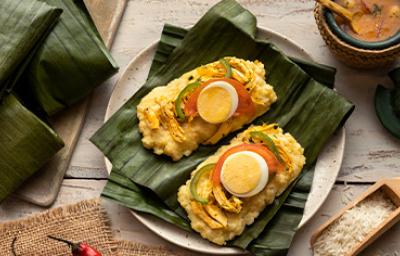 Hojas de plátano en receta de tamal de arroz con pollo, huevo y tomate