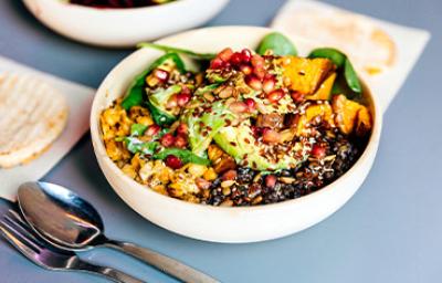 Lentejas, arroz, palta y semillas en un almuerzo sin gluten.
