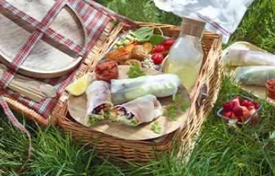 Picnic con alimentos envueltos en papel film