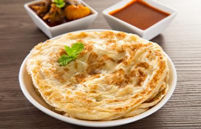 Plato con Pan Naan con salsas