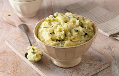 Puré de papas gratinado servido en un tazón