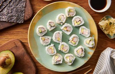 Plato de sushi con wasabi, salsa de soya y aguacate