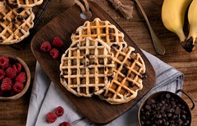 Waffles de banano con chocolate y frambuesas