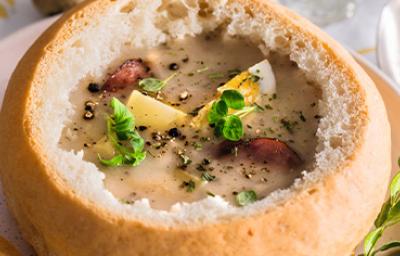 Exquisito panne cook relleno de marisco en salsa de ajo