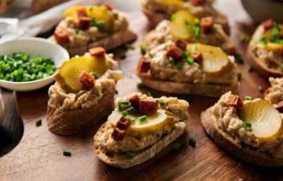 Montaditos de pan crujiente con pepinillos y chorizo