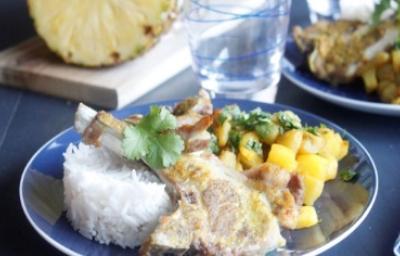 Plato con chutney de mango en trozos