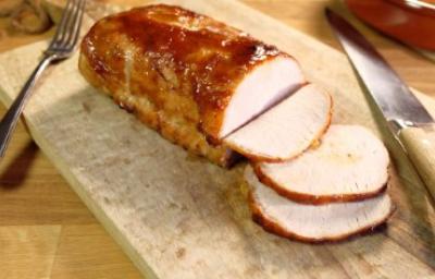 Porchetta rebanada sobre tabla de picar.
