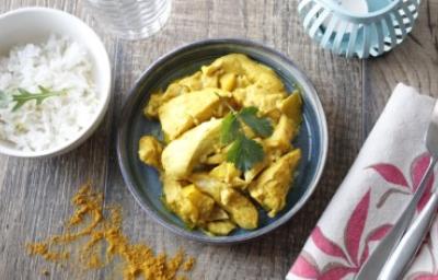 Plato de ají de gallina con pollo en salsa amarilla servido con arroz blanco
