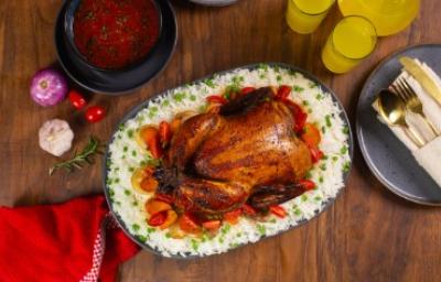 Bandeja con receta de pollo entero al carbón