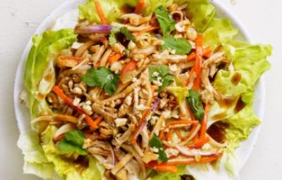 Exquisito plato de ensalada asiática visto desde un plano cenital.