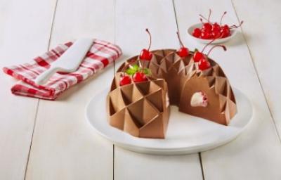 Gelatina de chocolate decorado con cerezas en almíbar