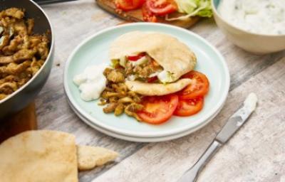 Gyro griego de pollo en pan pita con tomates frescos y salsa tzatziki