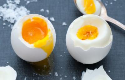 Huevos cocidos utilizados para hacer huevo escocés.
