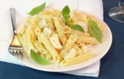 Plato de pasta paccheri con cubiertos.