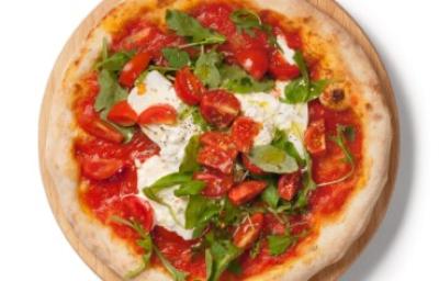 Pizza con burrata, pasta de tomate y rúgula.