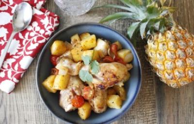 Plato de pollo al horno con trozos de piña asada