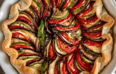Plato con receta de galette crujiente y rellena de vegetales Plato con receta de galette crujiente y rellena de vegetales