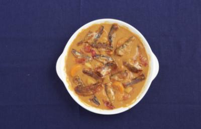 anchoas y boquerones, un insumo apetecido en la cocina mediterránea. Platillo hondo de anchoas y boquerones en salsa.
