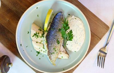 Lubina, un pescado especialmente versátil. Platillo de filetes de lubina en salsa y con algunas especias.