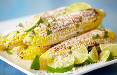 Granos de elote, base esencial en la mazamorra morada Elotes con mantequilla y limón, sus granos se utilizan para la mazamorra.