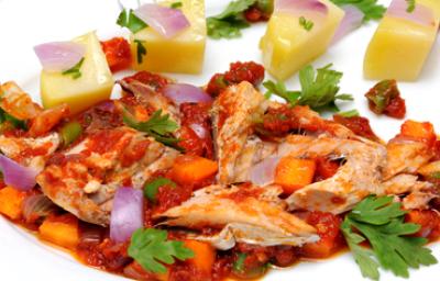 Oreja de cerdo guisado. Plato de oreja de cerdo guisado con perejil, zanahoria y quesos.