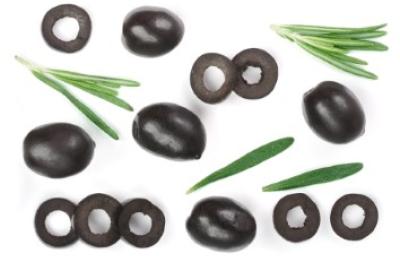 Aceitunas rellenas, tapa clásica española. Aceitunas frescas cortas a la mitad y enteras para rellenarse.