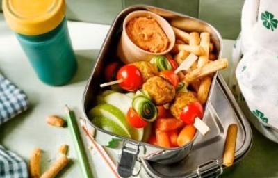 Ideas de alimentación escolar con brochetas y vegetales frescos Lonchera con brochetas de vegetales y frutas frescas para alimentación escolar