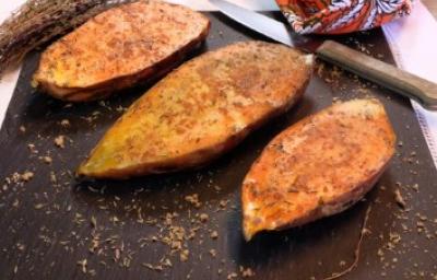 Camote asado con hierbas Camote asado Partido por la mitad, con hierbas secas