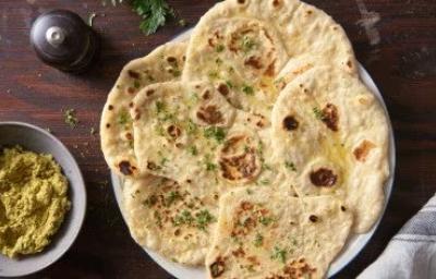 Casabe, el pan plano milenario. Varios casabes junto a un bowl de guacamole para untar.
