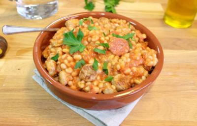 Cassoulet tradicional servido en cazuela de barro con porotos y salchicha