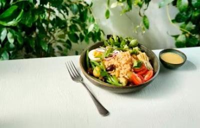 Ensalada balanceada para cenar estilo nicoise con ingredientes frescos Ensalada balanceada para cenar estilo nicoise con huevo, tomate y atún