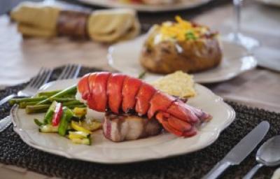 Langosta al ajillo, deliciosa y elegante. Platillo de langosta al ajillo con vegetales