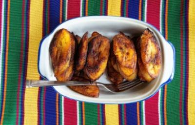 Plátano maduro frito, receta típica con diferentes tipos de plátano Plátano maduros fritos servidos en un plato