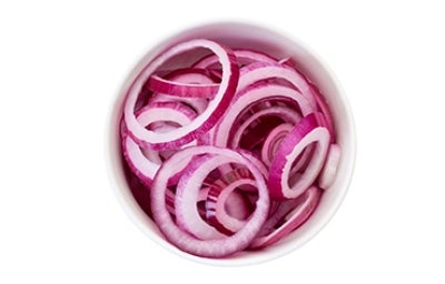 Tazón con cebolla morada cortada en julianas.