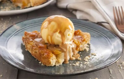 Caramelizar fruta: piña y cerezas en pastel