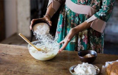 Persona preparando pan ciabatta
