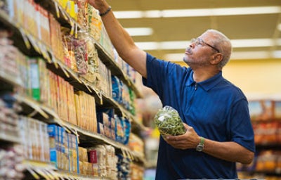 Hombre eligiendo comidas de dieta